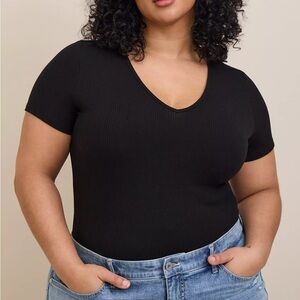 Torrid Fitted Super Soft Rib Knit Black V-Neck T-Shirt - Size 00 - Gently Worn
